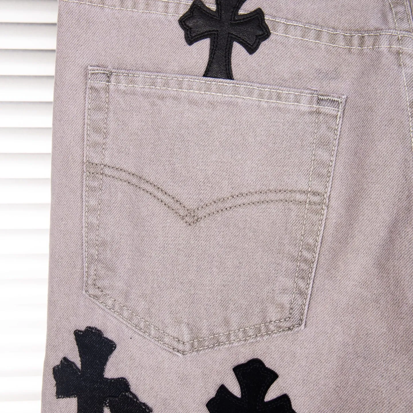 P290 Chrome Hearts Gray Cow King Jeans Multi-Leather Standard Work Jeans CH Jeans All need to be washed and then disassembled and hand-stitched with sheepskin cross leather and then spliced to complete. The whole process is too complicated to describe. About Chrome Hearts This is an extremely luxurious fashion brand that can also be called the aristocracy of the high street. It has always been an exclusive brand for some hipsters or the second generation of rich people. Compared with ordinary high streets, it is more luxurious and noble. Compared with luxury brands, it is more fashionable and individual. It has always been a brand that I have a special liking for. Style number: 1763# Color: Gray Size: 28 30 32 34 36
